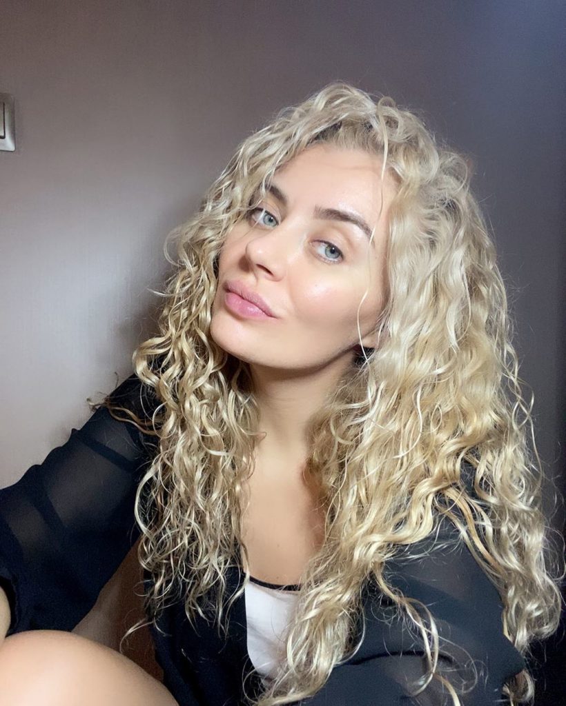 40+ Blonde Curly Hair Ideas for Girls + Amazing and Useful