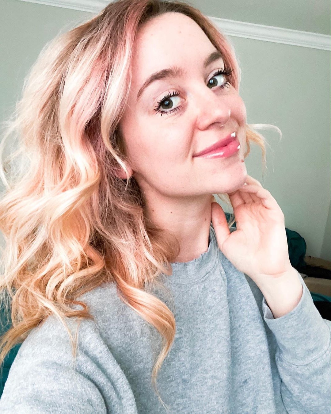 golden blonde natural curled hairstyle