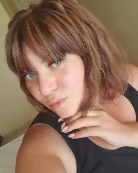 wavy hairstyle with a front fringe