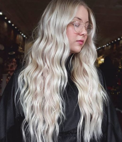 Long Wavy Platinum Blonde Hairstyle for Any Occasion