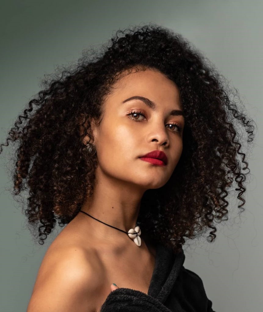 natural texture medium-length curled haircut