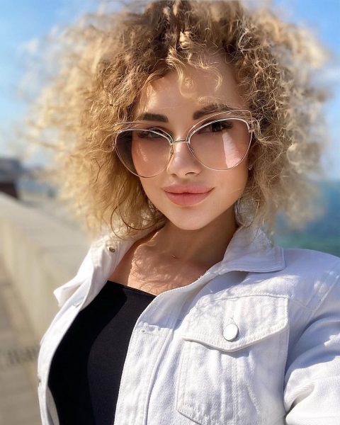 Short Curly Hair of Blonde Color