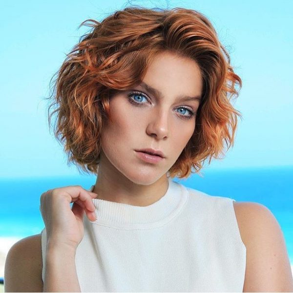 Short Wavy Hairstyle for Girls with Balayage Brown Hair