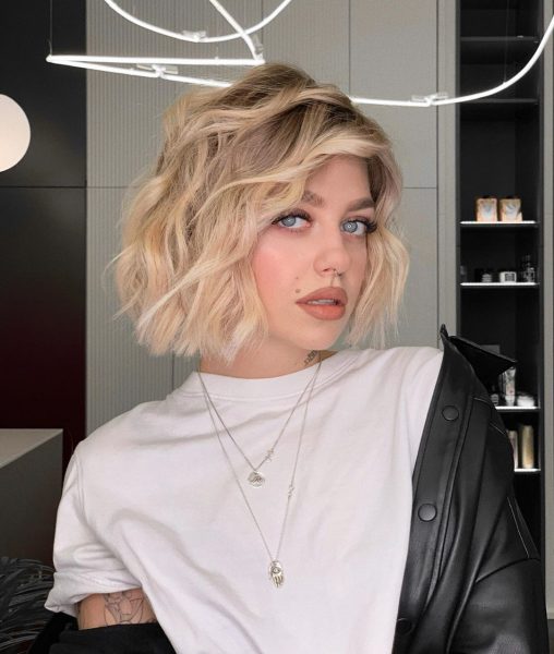 Short Wavy Hairstyle for Natural Blonde Hair Color