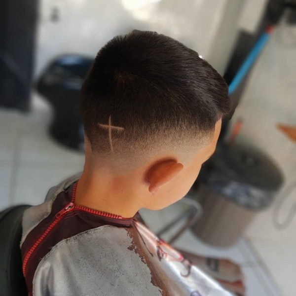 An elegant low-faded haircut for boys.