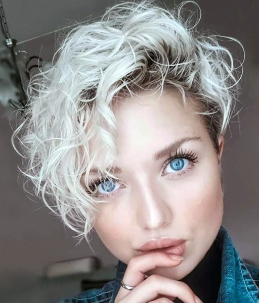  A long pixie haircut for blondes.