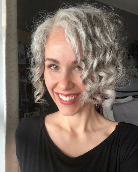 A long pixie haircut for grey hair girls.