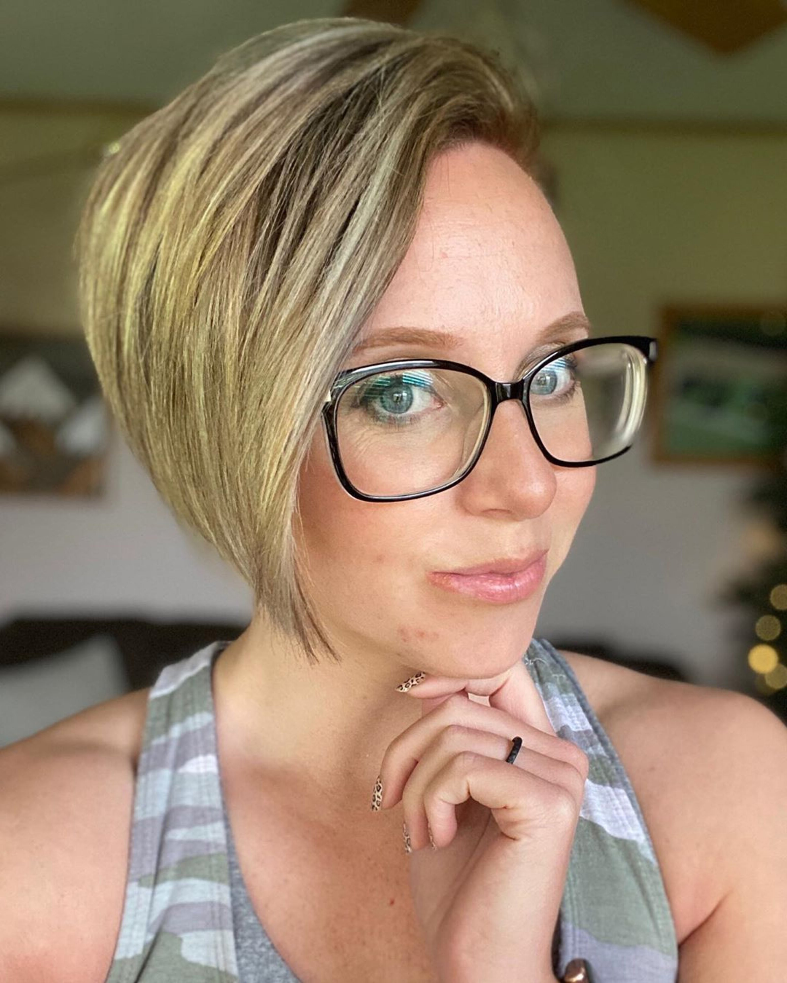 A long pixie haircut for mature women.