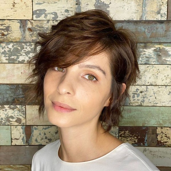 A long pixie haircut for women with oval face.