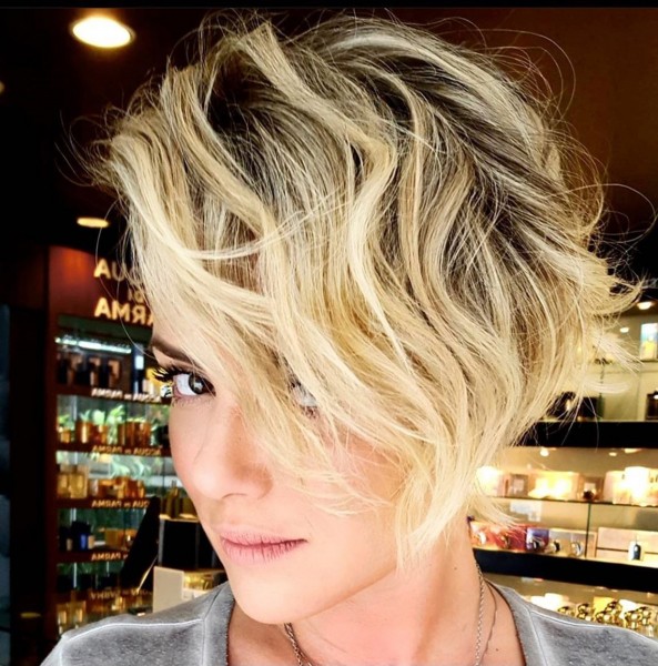 A long pixie haircut for women with wavy hair.