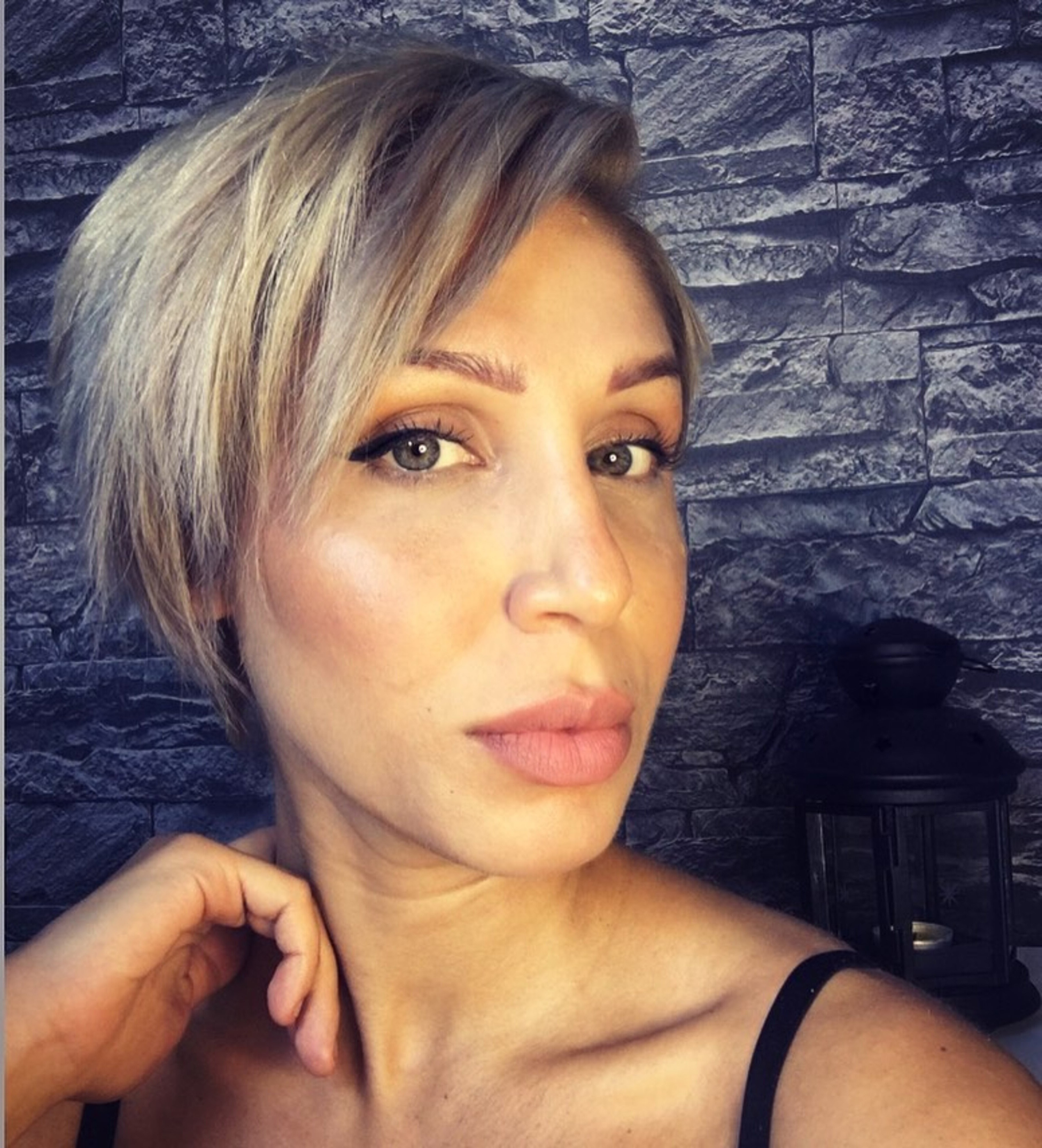 A long pixie hairstyle which suits for mature women.