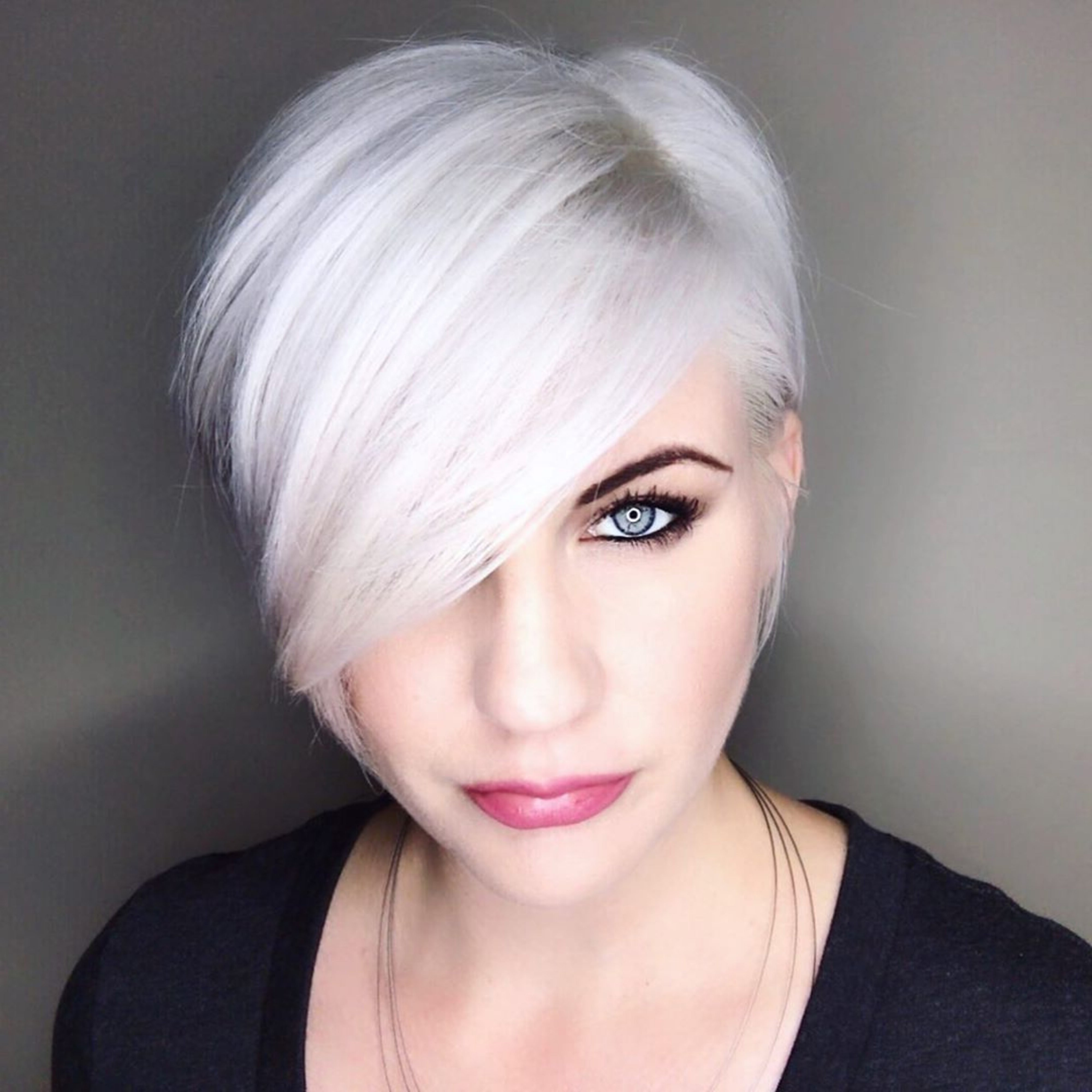 A long pixie haircut of the platinum color.