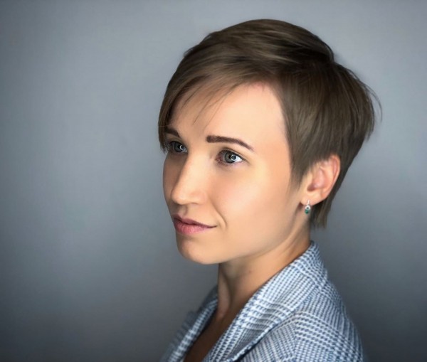 Short pixie hairstyle for thin hair texture.
