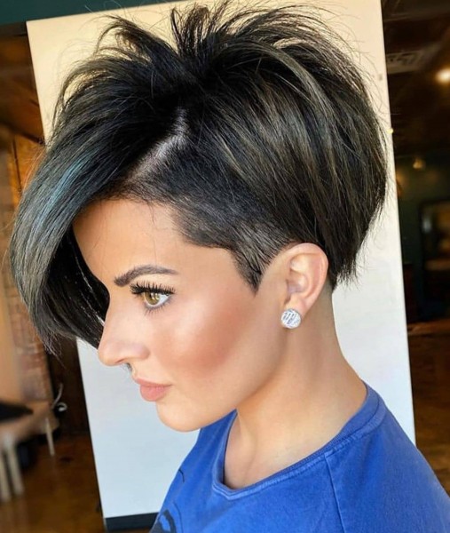 A short pixie hairstyle with bangs.