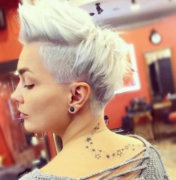 A short-stacked pixie haircut for rebellious girls.