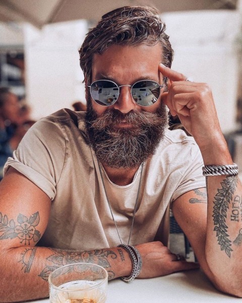 A long bearded style for men with a round face.