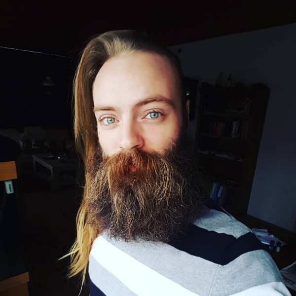 A full beard for men with thick hair.
