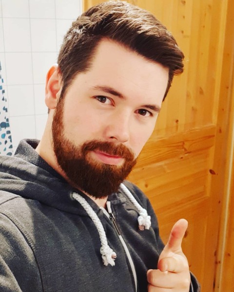 Cute short beard styles for men.