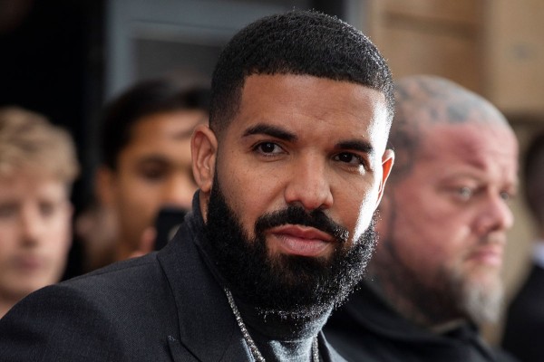 A full beard of Drake.