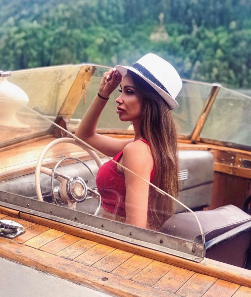 Julia in the cabrio with a hat and long haircut