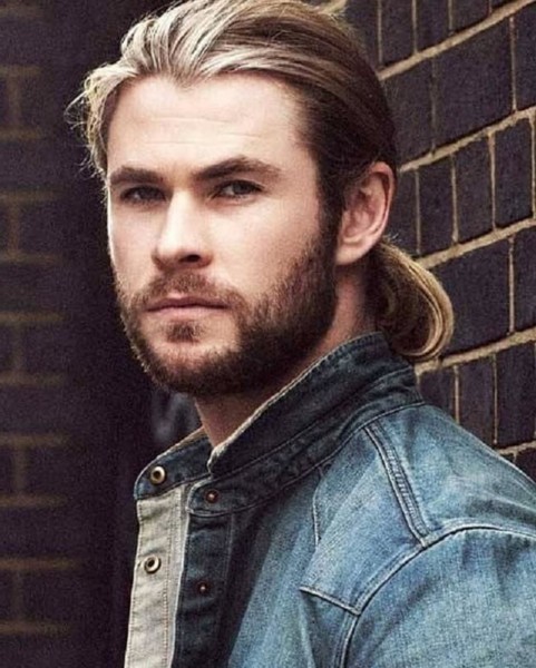 Chris Hemsworth wears a bun style.