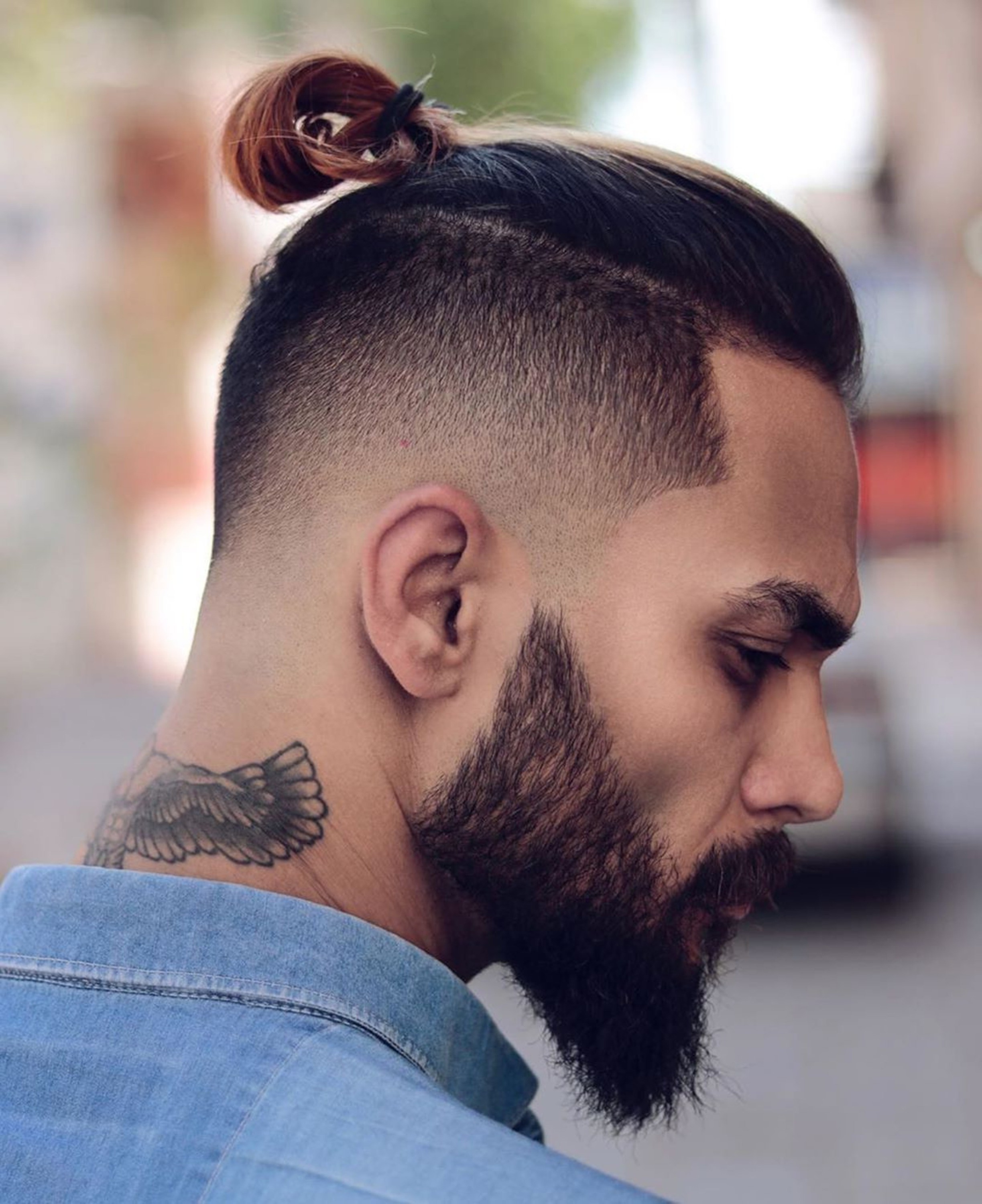 Топ стрижек. Андеркат man bun. Топ кнот и фейд. Стрижка man bun мужская андеркат. Фейд андеркат топкнот.