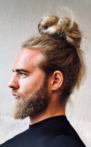 A fascinating male bun style.