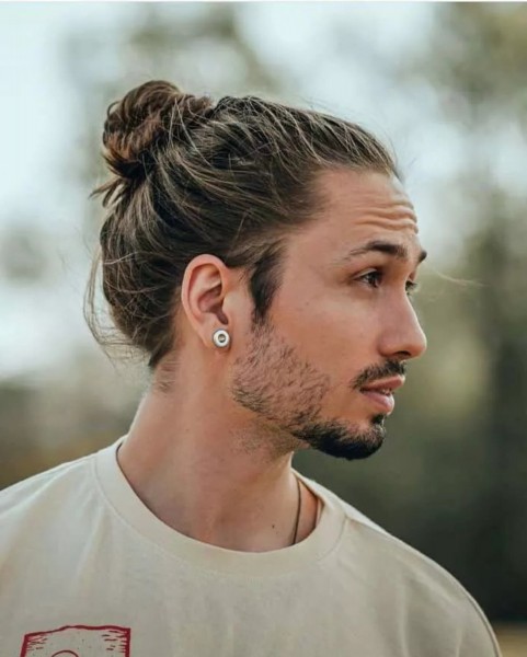 A great-looking male bun hairstyle for fine hair.